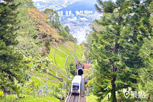 搭乘升旗山纜車從海拔821公尺的制高點俯瞰檳城全景。