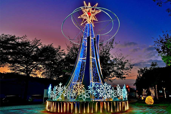 7米高八芒星耶誕樹璀璨點燈！夢幻7大燈區美照拍不完