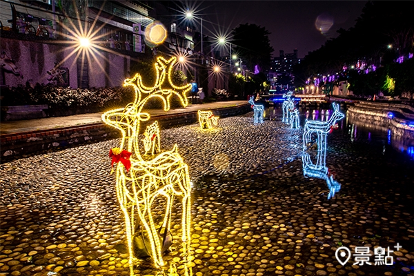 數隻閃耀著黃、藍色彩的聖誕麋鹿遍佈於新莊中港大排河廊。（圖／新北市政府水利局，以下同）