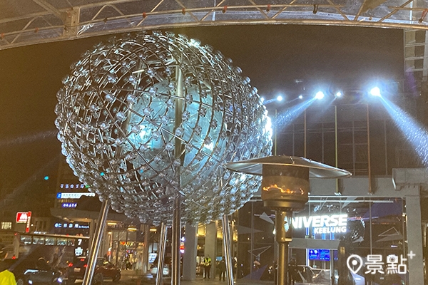 現場帶來「基隆光芒」璀璨燈光展演，以科技光束逐步點亮基隆舊火車站前廣場。