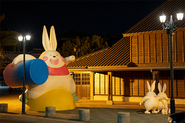 巨型兔子雕塑作品《永成放映中：戲兔之夢》。（月之美術館，以下同）