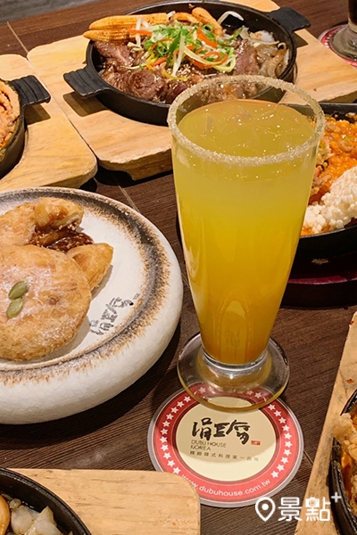 柑橘白巧克力氣泡飲 $128（圖／景點+ 張盈盈）