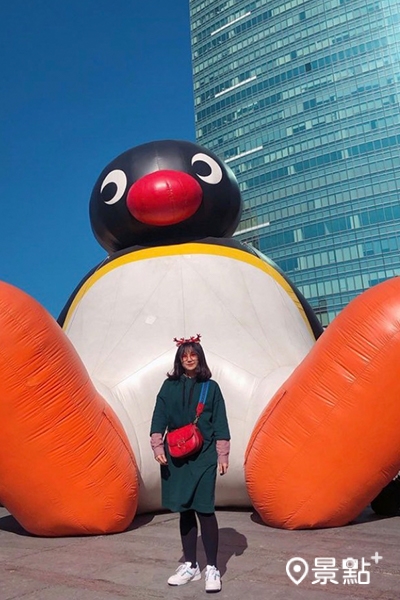 六米高「PINGU」企鵝呆坐在展場中，隨手一拍都能拍出超充滿呆萌氛圍的美照。（圖／ally_o3z1）