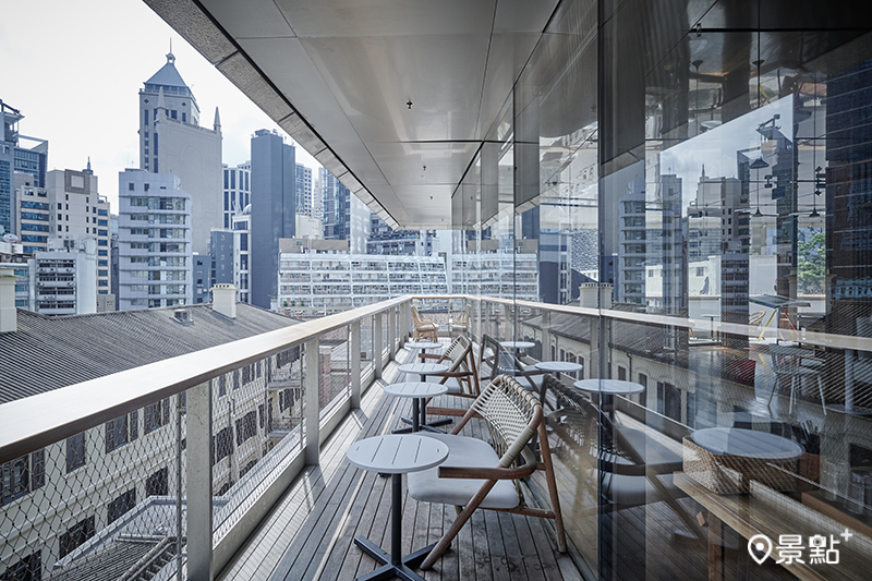 近在咫尺的⾼樓⼤廈是在香港喝咖啡的夢幻大景