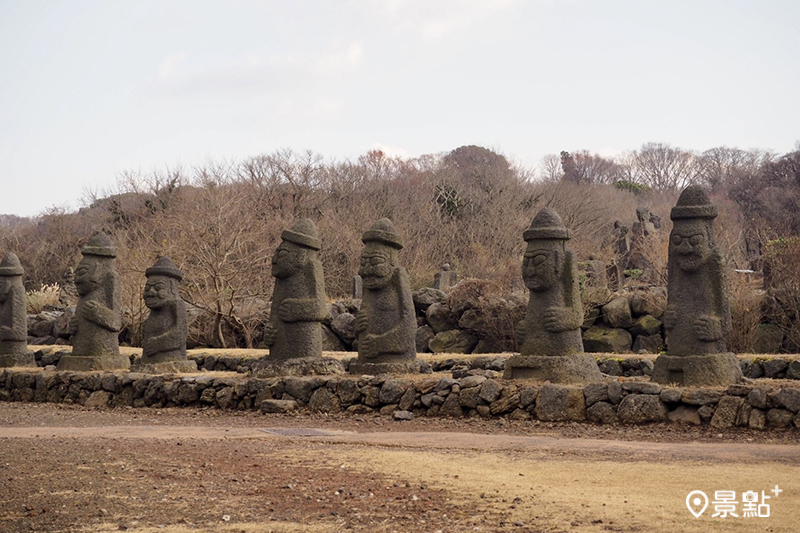 石頭文化公園內可見到整排石頭爺爺的壯觀場面。
