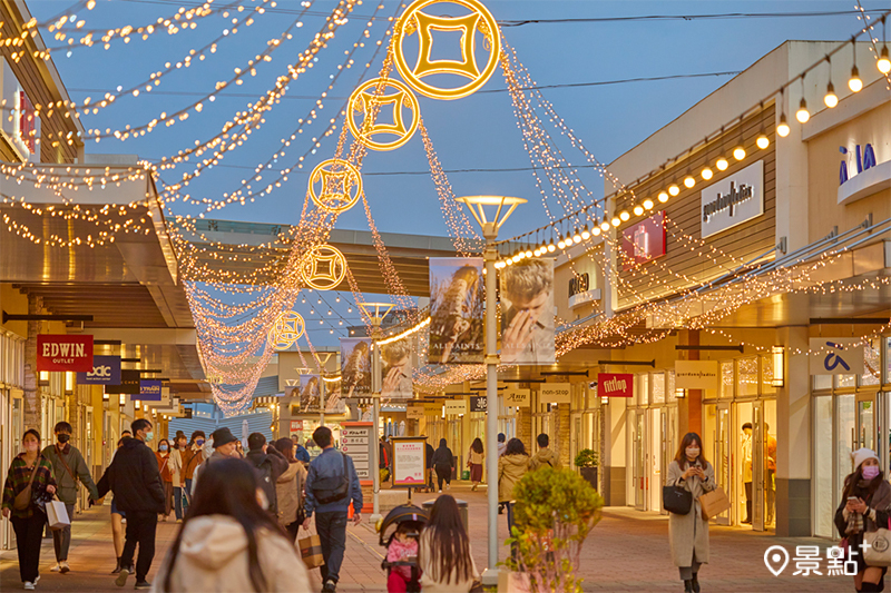 三期廣場的銅錢燈海，以滿滿金銀閃耀感，照亮旅客的發財路！