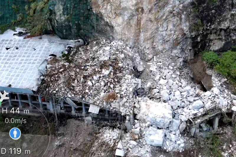 蘇花公路發生土石崩塌壓毀隧道，導致路線中斷。（圖／公路總局，以下同）