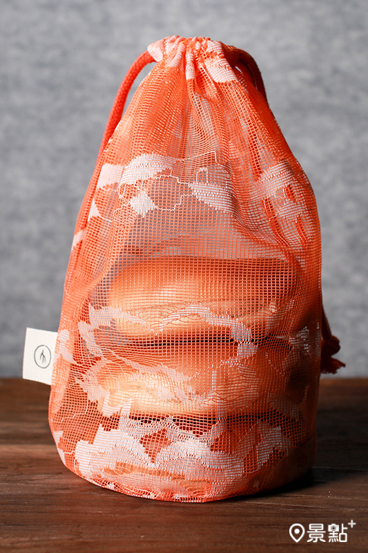 將蚊帳圖紋翻玩重製成貝果提袋，材質柔軟如蕾絲，造型可愛百搭，是本次策展限量獨賣特色商品。