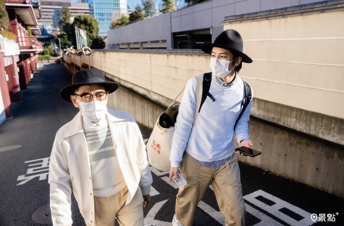 萬秀孫張瑞夫與萬吉阿公在東京街頭行走模樣。