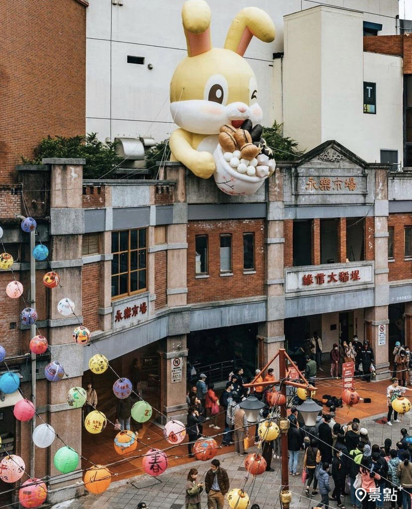 大稻埕年貨大街老街有萌兔裝飾，十分應景。（圖 / c.j__131）