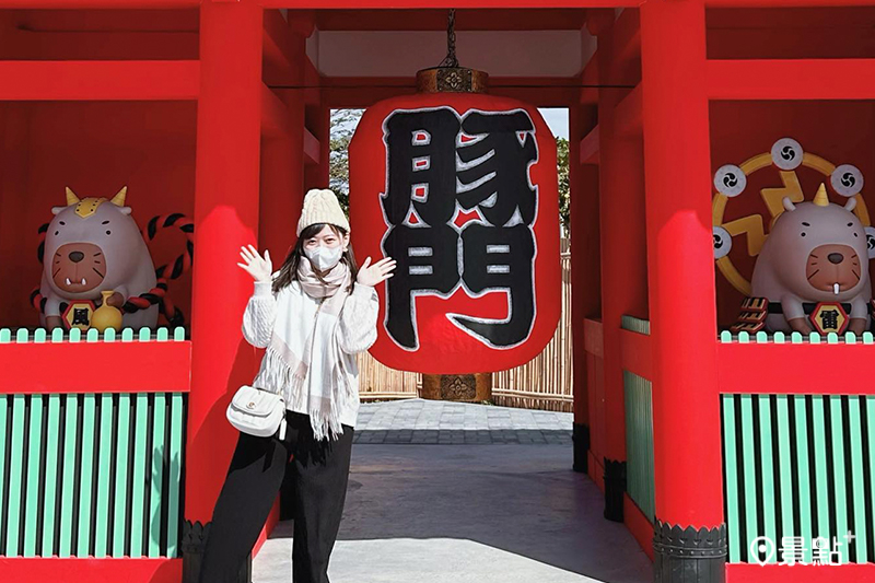 鹿ㄦ島水豚生態園區有仿東京雷門的打卡造景，也是全台唯一可近距離「水豚共遊」的新景點。(圖／sid_mirai）