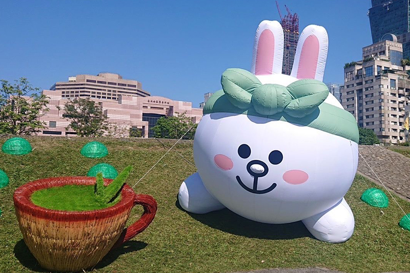 超萌兔兔綁著頭帶趴在草地上曬太陽。(圖／台北市政府農業發展局，以下同）