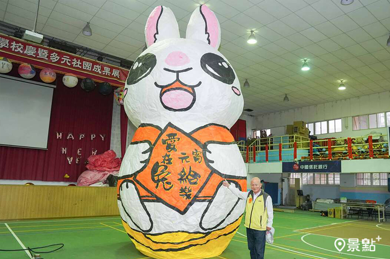 「好運萌兔」造型主燈身穿新春喜慶背心，手持春聯，象徵大吉大利。