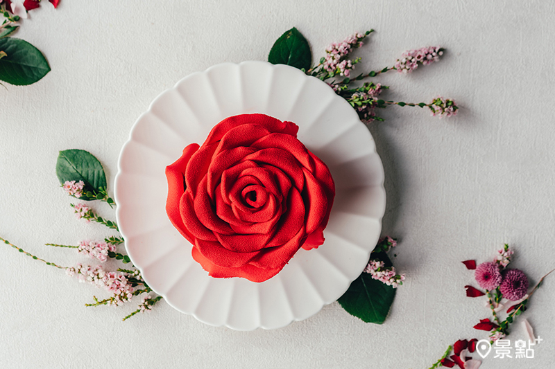 精緻擬真的紅玫瑰搭配上苦中帶甜的濃郁巧克力風味，打造顏值、口味兼具的完美蛋糕。（圖／BAC）