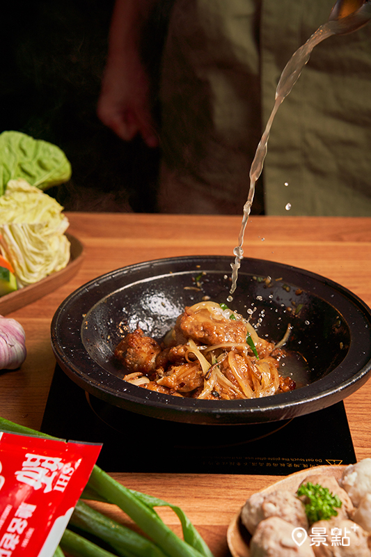 浸潤後的鹽酥雞表皮蓬鬆柔軟，猶如排骨酥般口感，肉質厚實多汁。