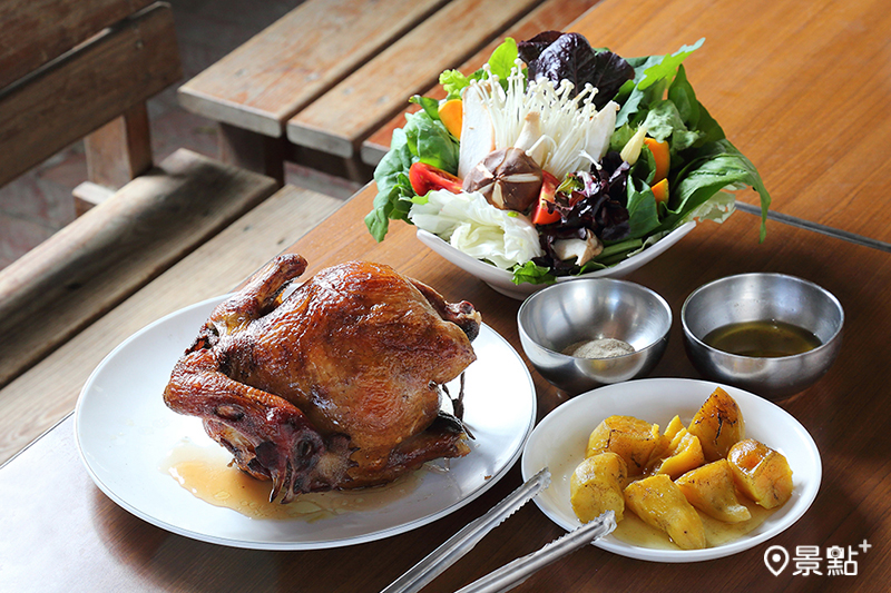 土窯烤雞、雞汁佐地瓜、招牌有機蔬菜鍋都是農場主人的招牌料理。