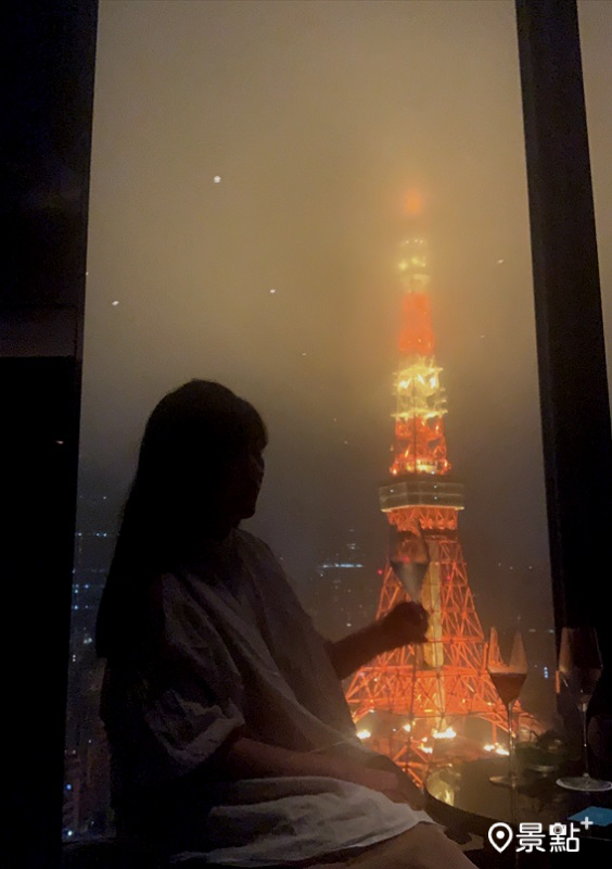 在酒吧Stellar Garden Sky Lounge裡，許多人都會嘗試與東京鐵塔合照，別忘了留下紀念寫真喔！(圖／景點+ 張盈盈)