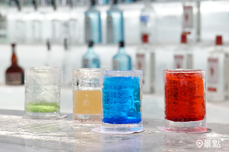 星野TOMAMU度假村「愛絲冰城」以冰製玻璃杯盛裝的極地飲品。