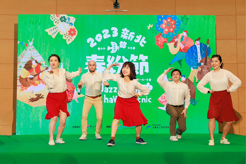 Swing Dance現場教學，帶領觀眾來場浪漫搖擺的春之舞會。