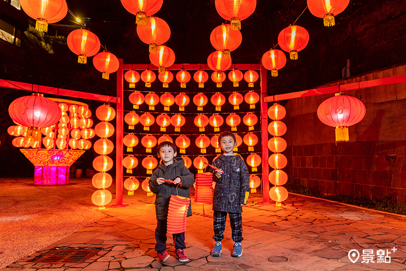 透過紅燈籠打造九份鮮明的旅遊意象。