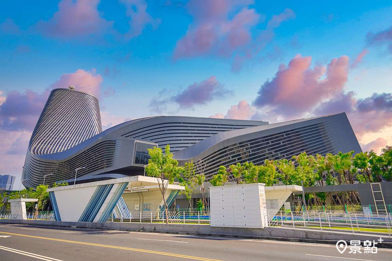 高雄港埠旅運中心為極具未來感的建築，同時展現出高雄的海洋意象。