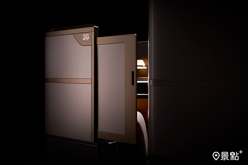 A350商務艙極具優越的質感及隱密度，每個座艙皆配有隱密程度極高的48.5吋全閉式拉門。