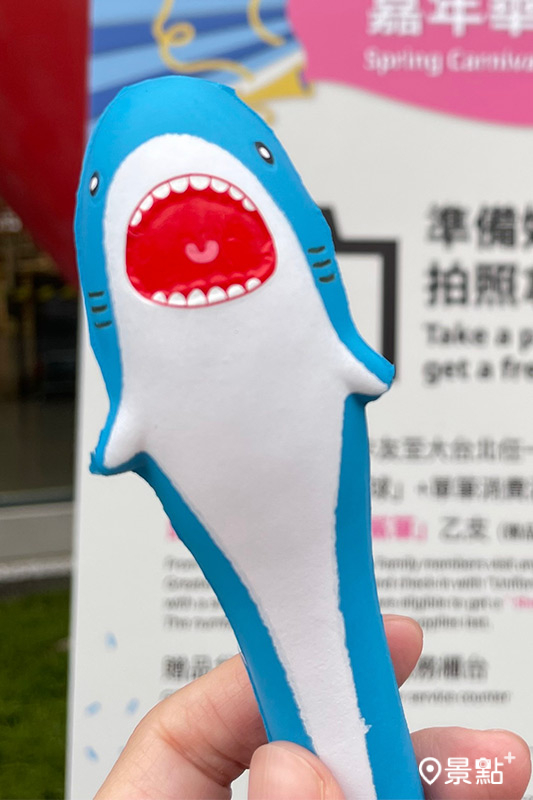 巨型鯊鯊店長駐店台北，打卡拍照換療癒鯊鯊筆。