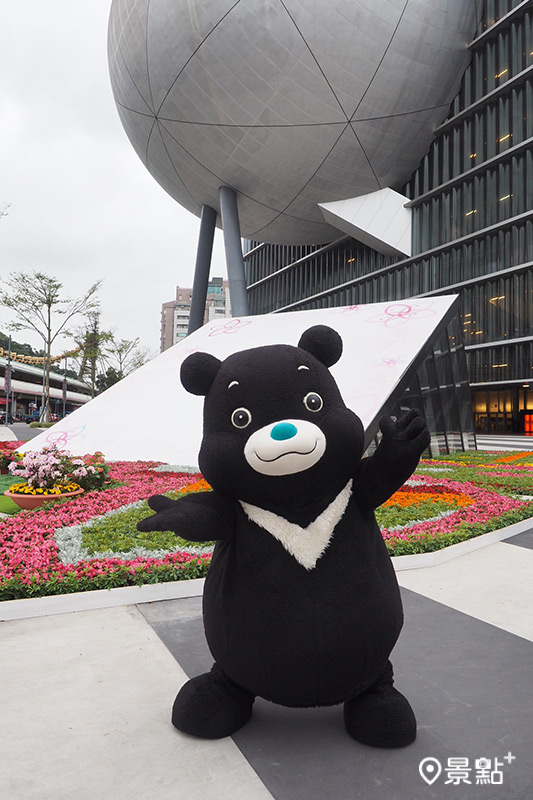 台北表演藝術中心推出城市花毯，打造春日浪漫花景。