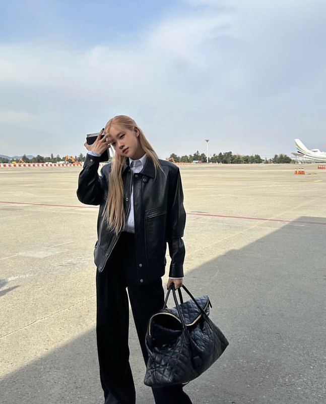 Rose在IG發布機場穿搭照片。