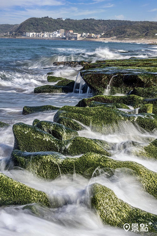 海水拍打綠石槽，激起朵朵浪花如岸邊綻放的煙火，相當驚艷。