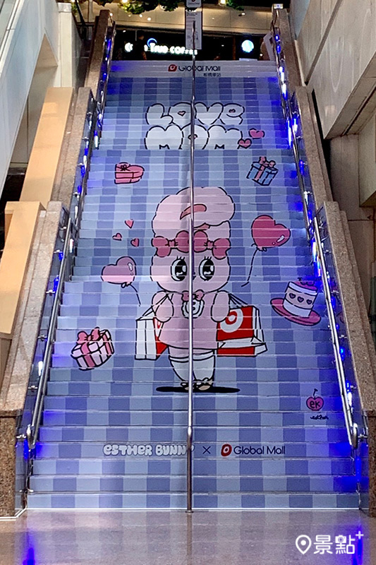環球購物中心板橋車站1樓樓梯也換上艾絲樂小兔的圖案。（圖 / 景點+ 張盈盈）