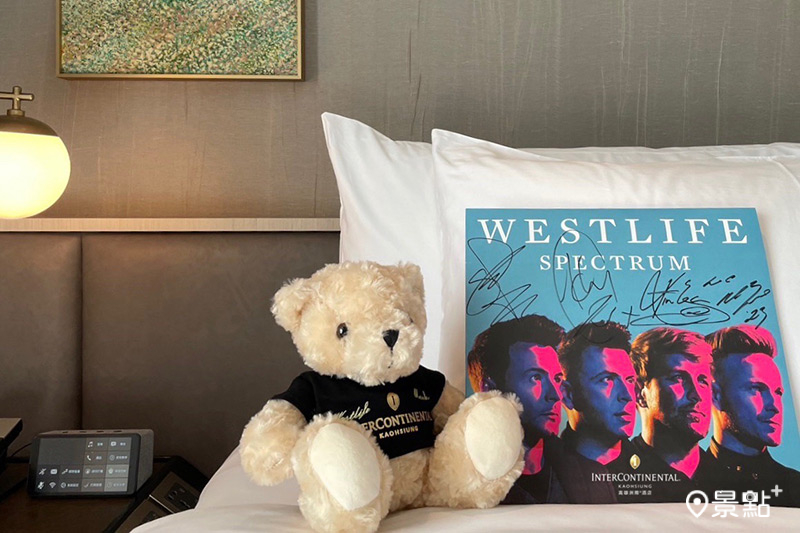西城男孩Westlife於演唱會期間，社群貼文分享入住高雄洲際酒店，並為酒店貼心準備的黑膠唱片簽名留念。