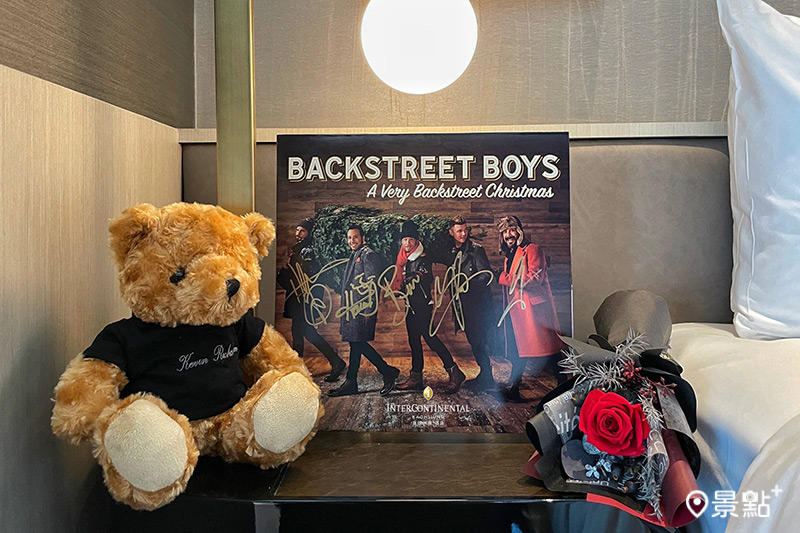 新好男孩Backstreet Boys於演唱會期間，社群貼文分享入住高雄洲際酒店，並為酒店貼心準備的黑膠唱片簽名留念。
