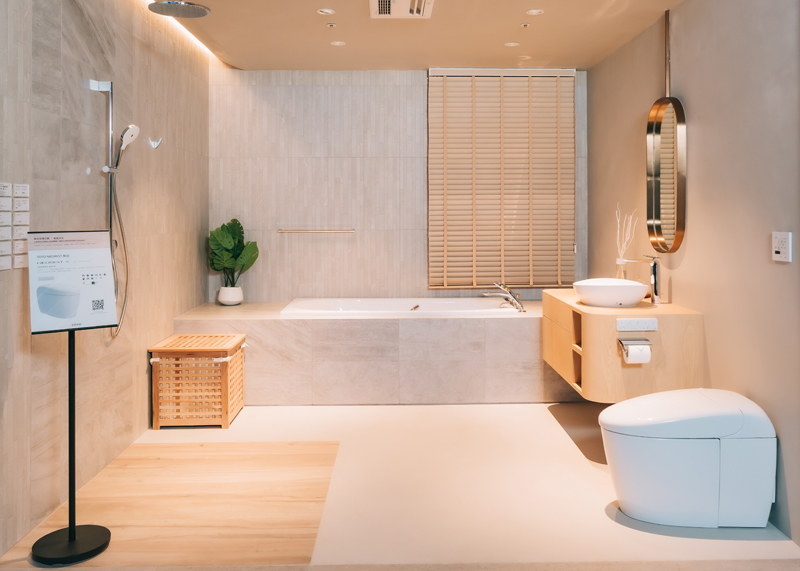 TOTO台北旗艦店「自然風格」展間，搭配外形圓潤的NEOREST RS一體形除菌全自動馬桶，將衛浴場所打造成洗滌疲憊的私享空間。