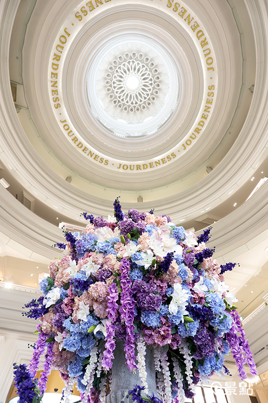 穹頂大廳內，高達3.6公尺的室內花卉藝術創作。