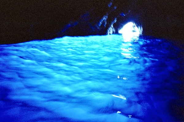 沖繩的真榮田岬有全世界唯二的藍洞。（圖片來源／wikipedia）