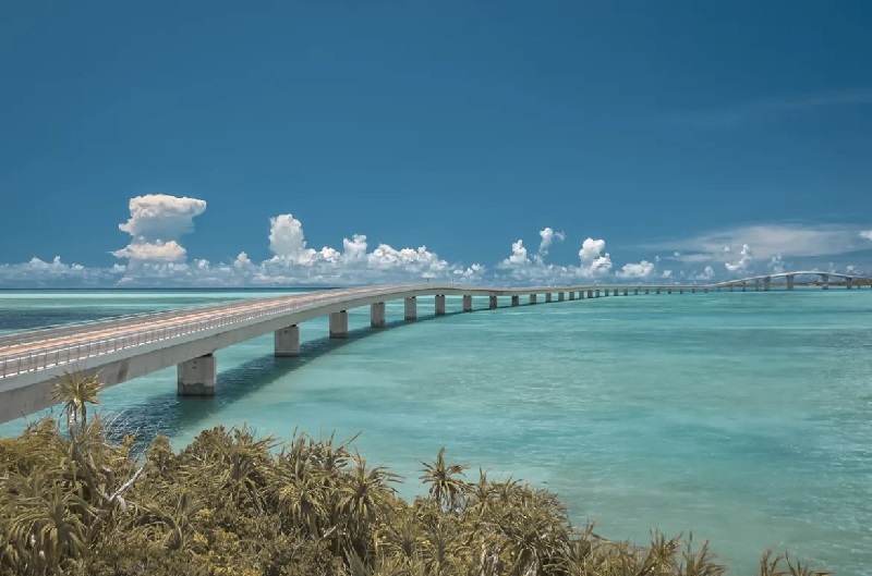 伊良部大橋連通海天一色的美景，彷彿置身於藍色世界。(圖／kkday)