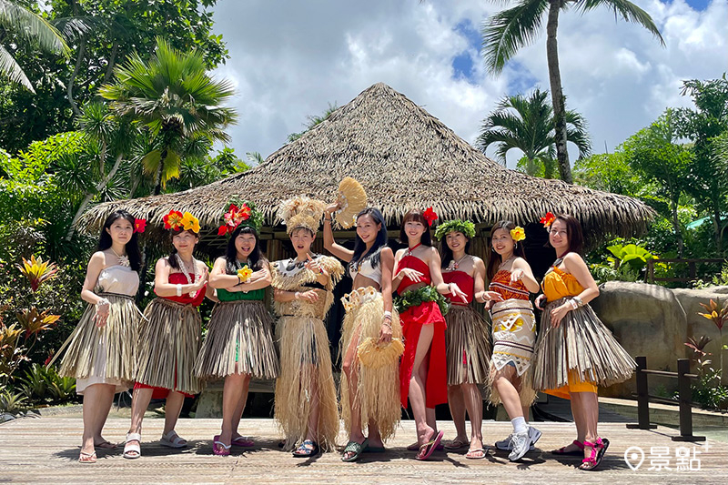 穿著椰子葉製成的傳統服飾體驗查莫洛原住民文化。