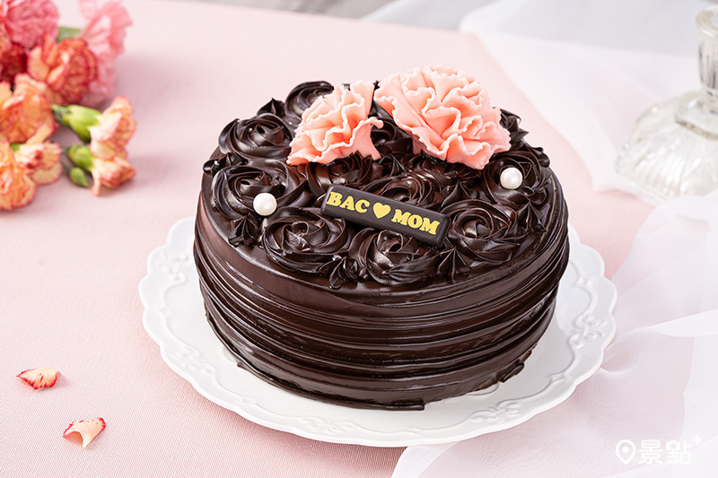 「伯爵夫人茶韻蛋糕」頂層以手工捏製的粉紅色康乃馨與珍珠造型巧克力精巧點綴。（圖／BAC，以下同）
