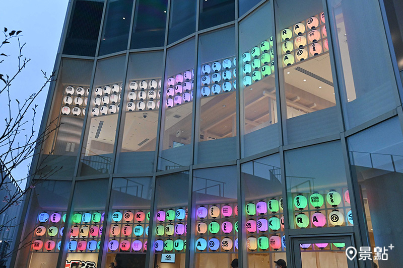 藏壽司全球旗艦店 晴空塔押上站前店的彩色燈籠牆