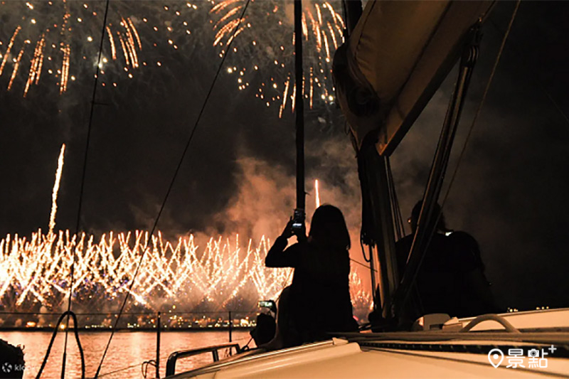 參加Klook法國進口帆船花火之夜，搭乘豪華帆船享受海景第一排的海上煙花，隨手都能拍出意境美照。（圖／Klook，以下同）