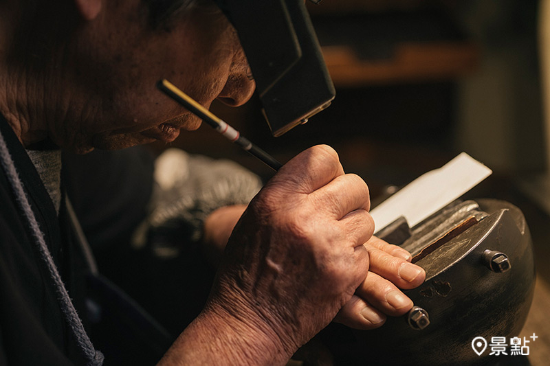 百年歷史伊藤鋼雕刻所第三代傳人伊藤充浩，進行極具挑戰的錺金具手工技法雕刻工事。