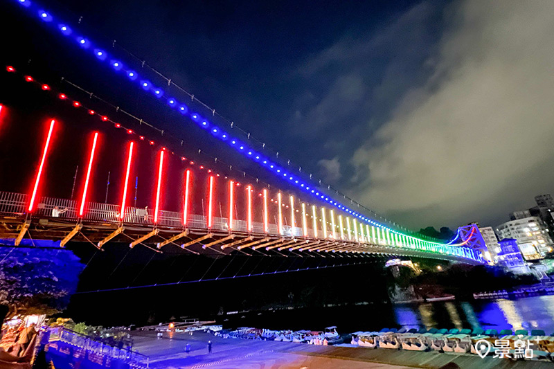 碧潭吊橋在煙火施放期間前7分鐘至煙火施放期間(19:08-19:18)管制通行。