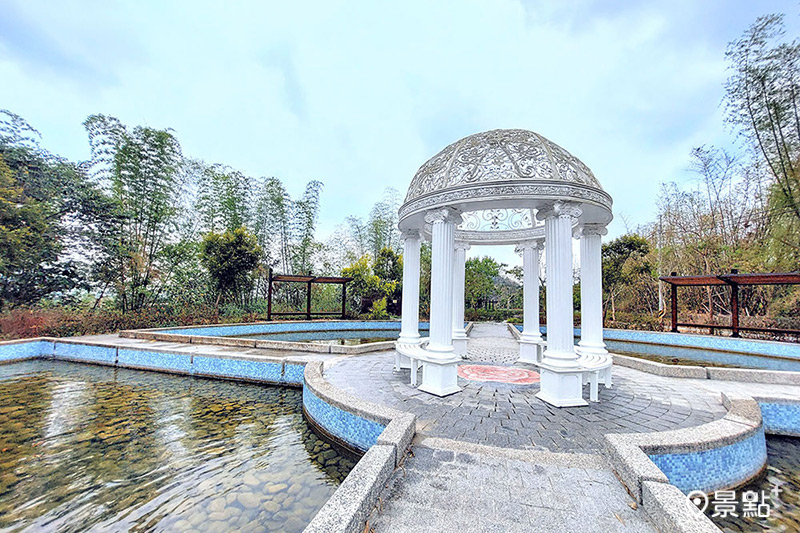 森林公園占地廣大，設有咖啡廳、遊客中心等設施以及藝術造景，鏤空水景涼亭是熱門的美拍地點。