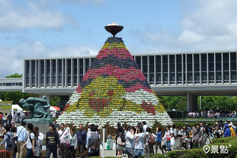 象徵性的巨型花之塔，每年依主題而展現不同風貌。