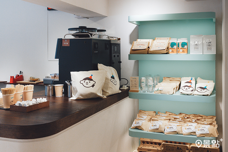 假期咖啡町Café in vacanza提供魚刺人鷄蛋糕經典口味、飲品及周邊商品。