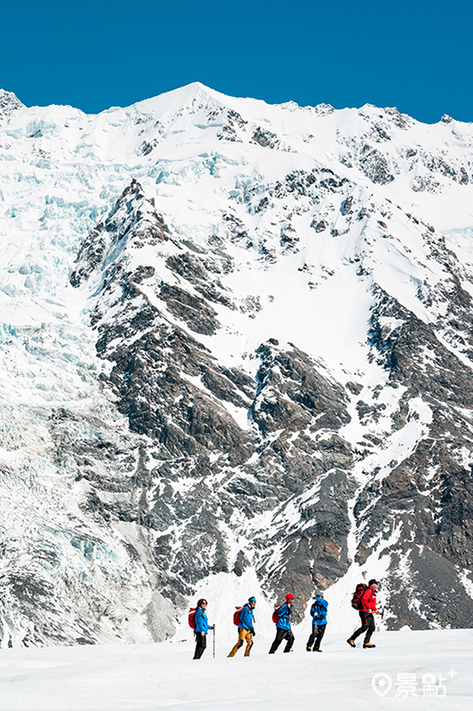 參加紐西蘭冰川健行之旅，穿上雪鞋探索令人驚嘆的冰層。