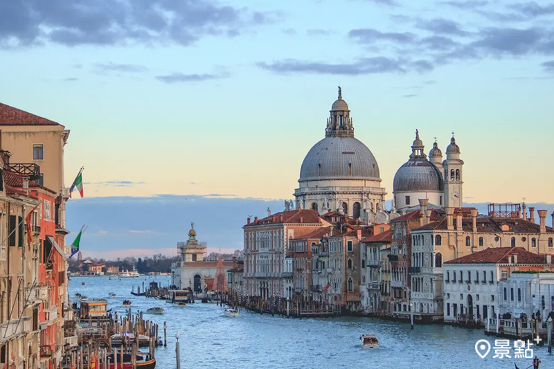 與另一半到義大利威尼斯搭乘愜意的貢多拉穿越大運河，欣賞浪漫的日落。