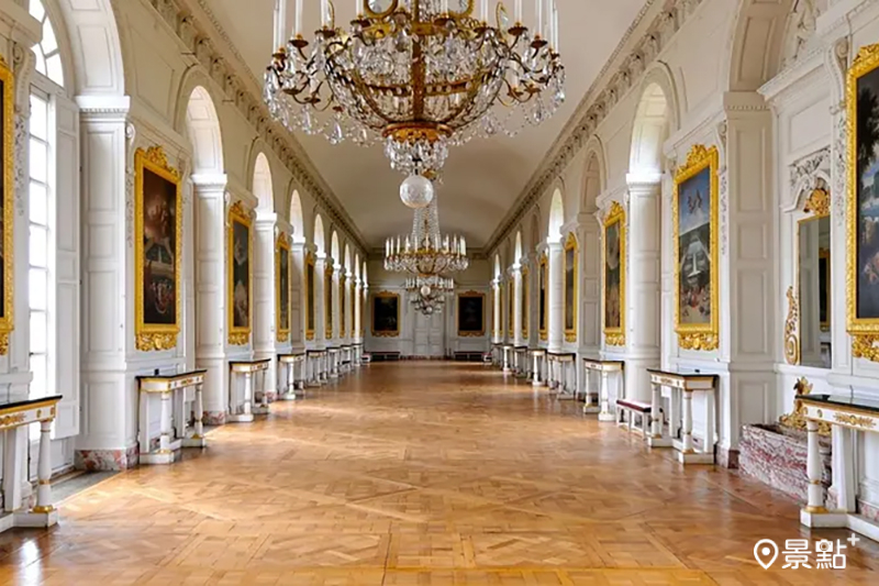 來到法國巴黎凡爾賽宮可愜意的漫步於金碧輝煌的皇室套房與宮廷花園間。