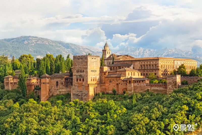 位於西班牙的世界文化遺產阿爾罕布拉宮，擁有雄偉的堡壘與壯麗景色。